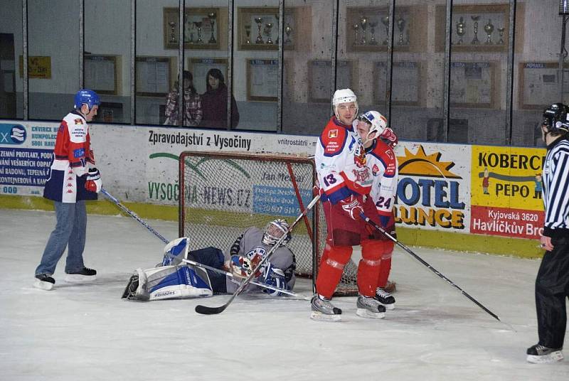 V pořadí už druhý duel fanoušků brodských hokejistů proti A-týmu HC Rebel přinesl tentokrát vítězství hokejistům. Ti měli ale se svými soupeři co dělat, protože je porazili až po samostatných nájezdech 11:10.