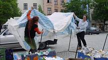 Ve větru. Trhovci na Masarykově náměstí včera občas museli místo prodávání zboží zápasit se silnými poryvy větru.