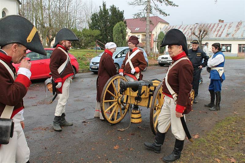 Rekonstrukce historické bitvy u Štoků se účastní minimálně stovka vojáků v dobových uniformách.