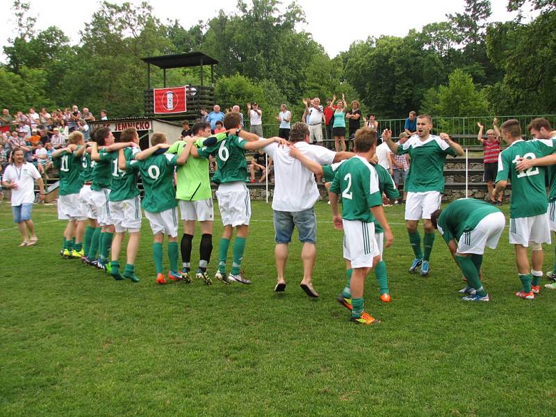 Fotbalisté Ždírce nad Doubravou slaví s fanoušky prvenství v krajském přeboru, které jim zajistila výhra v posledním kole v Jemnici. 