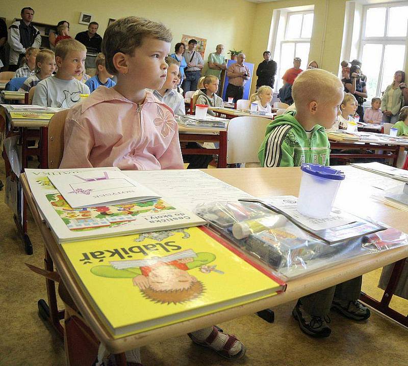 Největší radost z nástupu do školy měli ve čtvrtek prvňáci. Na lavicích je čekaly hromádky barevných učebnic, někde i jmenovky se zvířátky, pamětní listy, a dokonce kornouty plné sladkostí.