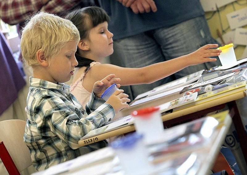 Největší radost z nástupu do školy měli ve čtvrtek prvňáci. Na lavicích je čekaly hromádky barevných učebnic, někde i jmenovky se zvířátky, pamětní listy, a dokonce kornouty plné sladkostí.