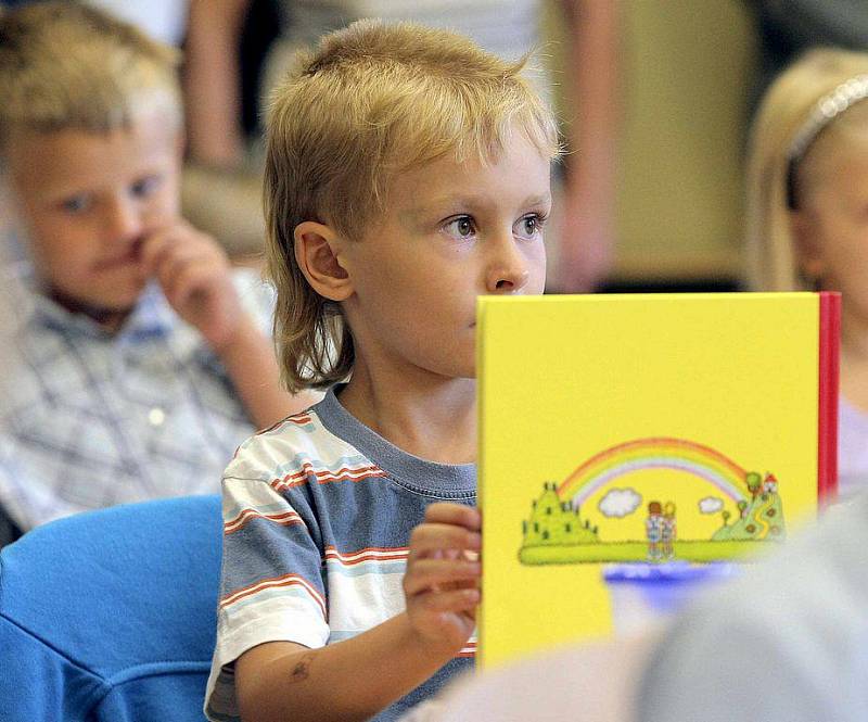 Největší radost z nástupu do školy měli ve čtvrtek prvňáci. Na lavicích je čekaly hromádky barevných učebnic, někde i jmenovky se zvířátky, pamětní listy, a dokonce kornouty plné sladkostí.