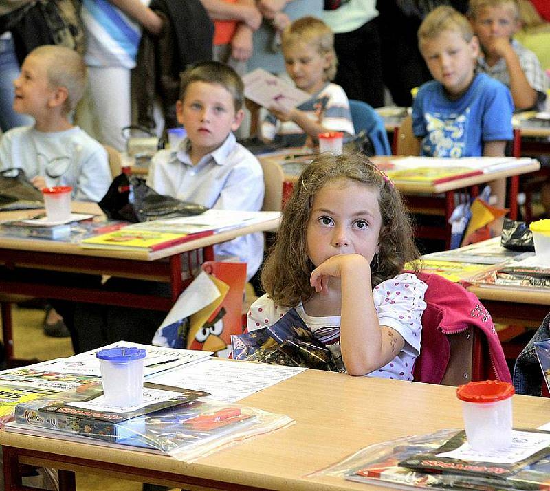 Největší radost z nástupu do školy měli ve čtvrtek prvňáci. Na lavicích je čekaly hromádky barevných učebnic, někde i jmenovky se zvířátky, pamětní listy, a dokonce kornouty plné sladkostí.