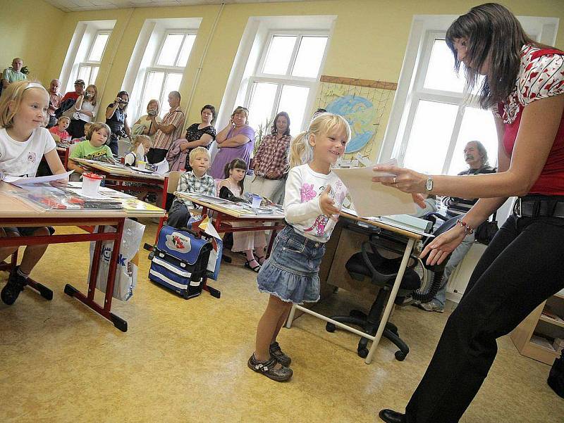 Největší radost z nástupu do školy měli ve čtvrtek prvňáci. Na lavicích je čekaly hromádky barevných učebnic, někde i jmenovky se zvířátky, pamětní listy, a dokonce kornouty plné sladkostí.