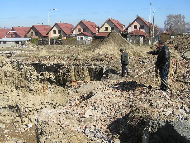 Na pozemku po bývalém pivovaru, který nechalo město loni za miliony rekultivovat,  rodinné domky zatím stát nebudou.