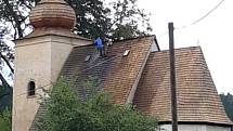 Oprava šindelové střechy kostela svaté Markéty Loukov u Dolního Města. Se souhlasem obce
