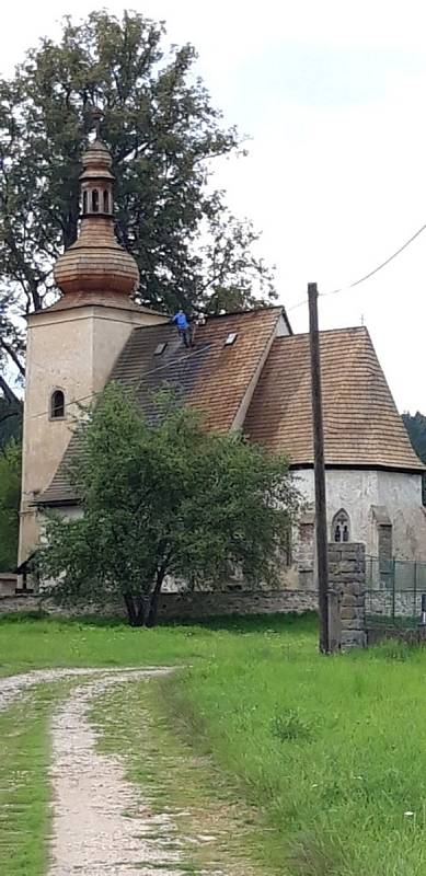 Oprava šindelové střechy kostela svaté Markéty Loukov u Dolního Města. Se souhlasem obce