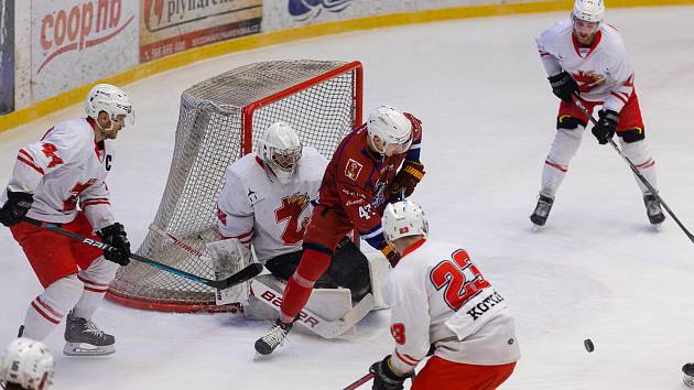 Hokejové utkání mezi BK Havlíčkův Brod (v červeném) a SKLH Žďár nad Sázavou, v němž Bruslaři zvítězili 5:3.