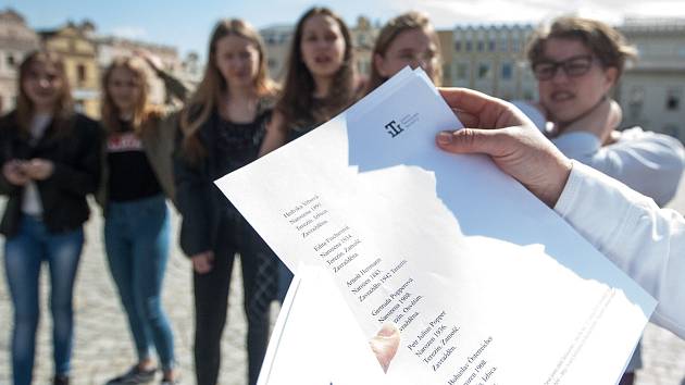 Veřejné čtení jmen obětí holocaustu v Havlíčkově Brodě.