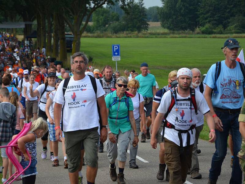 Na dálkovém pochodu kolem Nijmegenu....Mezi davy účastníků z různých zemí absolvovali Přibyslavští každý den 40 kilometrů po holandských asfaltových cestách. 