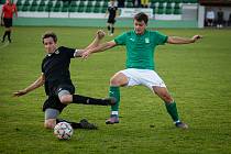 Na cenné body v sobotním utkání 10. kola moravskoslezské divize D dosáhli fotbalisté Ždírce nad Doubravou (v zeleno-bílém). Břeclav (v černém) doma zdolali 2:0.