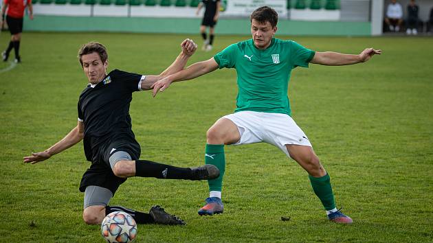 Na cenné body v sobotním utkání 10. kola moravskoslezské divize D dosáhli fotbalisté Ždírce nad Doubravou (v zeleno-bílém). Břeclav (v černém) doma zdolali 2:0.