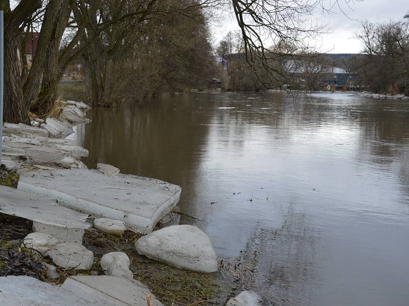 Voda přepadající přes splav pořádně hučela, ale zatím to nebyl kritický stav. 