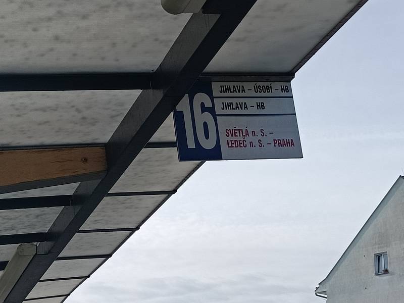 Z nádraží Havlíčkův Brod jezdí denně desítky spojů, ale dálkový autobus do Prahy už ne.