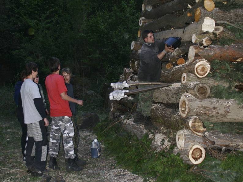 Parta kluků z Vysočan postavila v lomu jednu z nejvyšších hranic v okolí. Podle slov jednoho ze stavitelů, Staníka, měřila osm a půl metru.