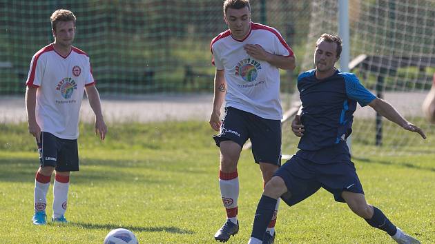 Fotbalisté TJ Sokol Bedřichov (v bílém) splnili v Mírovce roli favorita a postoupili do dalšího kola.