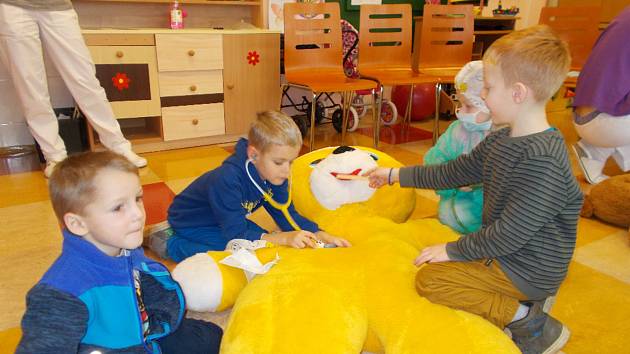 Speciální program nemocnice je věnován první pomoci pro děti.