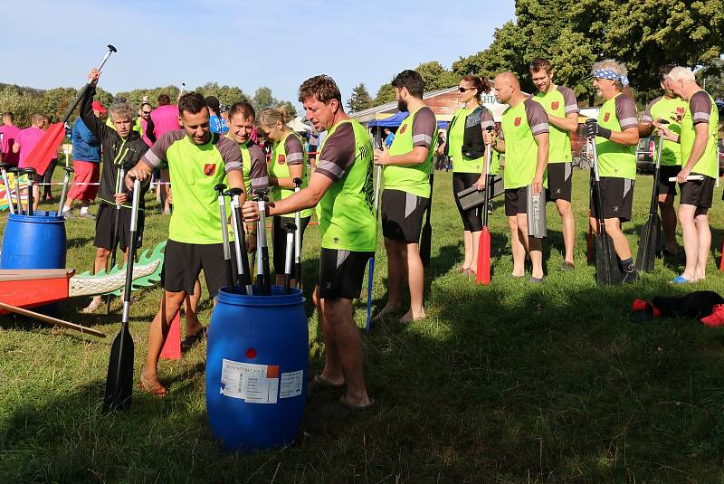 Závody dračích lodí na rybníku Řeka u Krucemburku