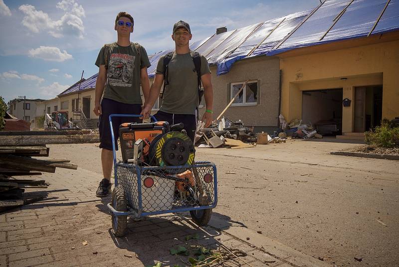 Dva kamarádi z Havlíčkova Brodu vyrazili na pomoc lidem postiženým přírodní katastrofou na jižní Moravě. S vozíkem plným nářadí.