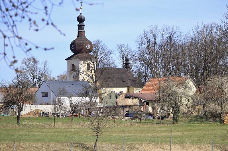 V Častrově na Pelhřimovsku ve čtvrtek v noci krátce před druhou hodinou zachvátily plameny stodolu.