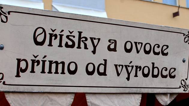 Nedávno, kdy se náměstí v Havlíčkově Brodě proměnilo ve velké tržiště, poutač na jednom stánku lákal ke koupi oříšků a ovoce přímo od výrobce. Bohužel, prodejci unikl fakt, že oříšky a ovoce se nevyrábí, ale pěstuje.