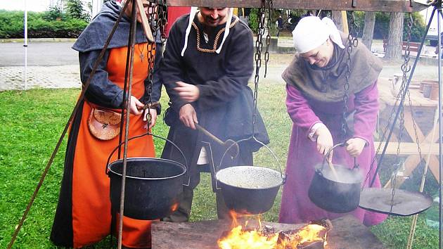Manželé Benešovi, vlevo Jarka Houserová. Středověký kuchař býval řádně vyuzen kouřem.