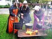Manželé Benešovi, vlevo Jarka Houserová. Středověký kuchař býval řádně vyuzen kouřem.