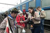 Brněnští skauti rozváželi vlaky v sobotu 18. prosince drahocenné světýlko po celé naší vlasti. Do Světlé nad Sázavou dorazil rychlík přesně dle jízdního řádu v 8.16 hodin ráno.