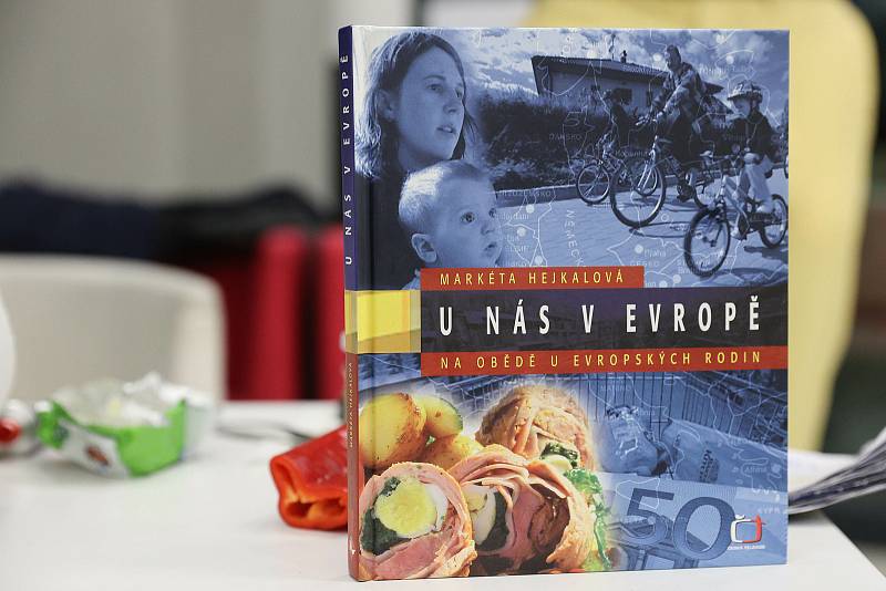 Listování z knihy U Nás v Evropě aneb Cooking show Vaříme z vody s Lukášem Hejlíkem a Alanem Novotným v Krajské knihovně Vysočiny.