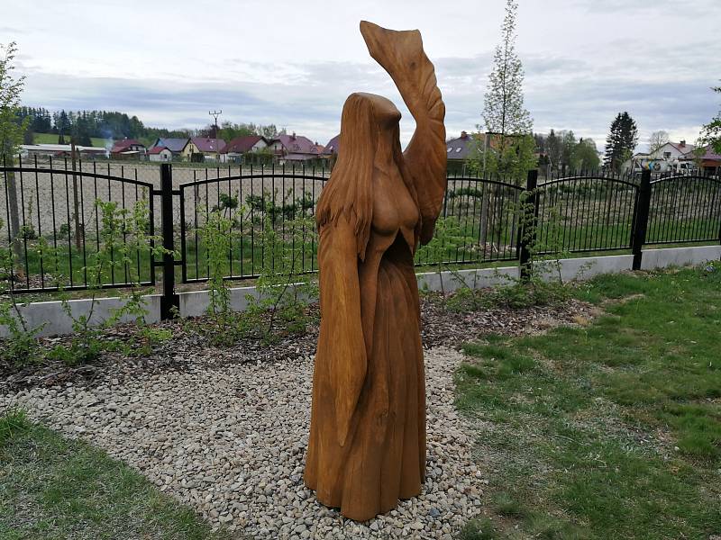 Socha anděla na hřbitově v Sobíňově.