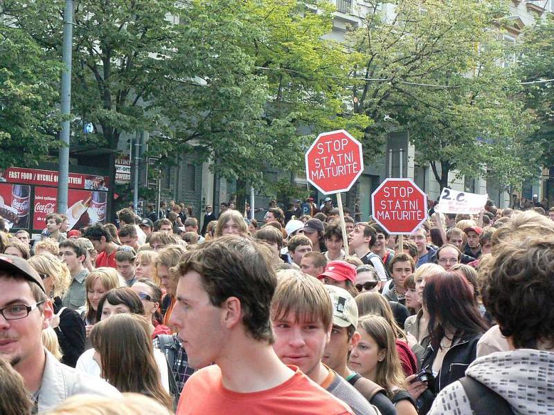 Demonstrovat přišlo velké množství studentů.