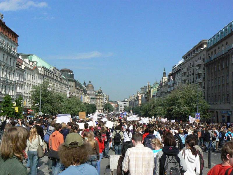 Demonstrovat přišlo velké množství studentů.