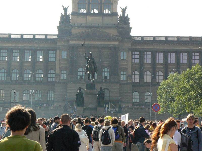 Demonstrovat přišlo velké množství studentů.