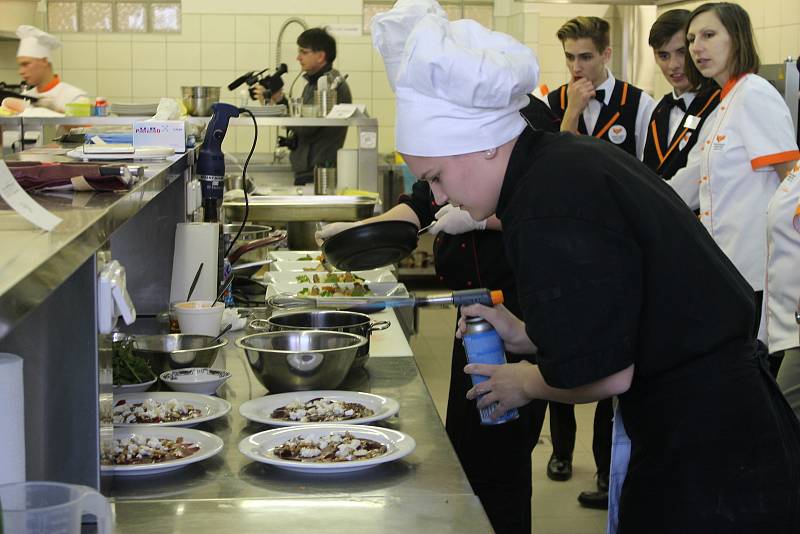V soutěži Kuchař Vysočiny Junior 2018 open změřilo své síly 12 kuchařských týmů.
