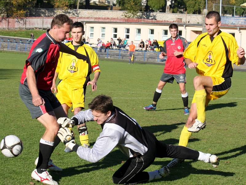 Naději na záchranu budou živit fotbalisté chotěbořského béčka (ve světlém) v domácím zápase s Kamenicí. 