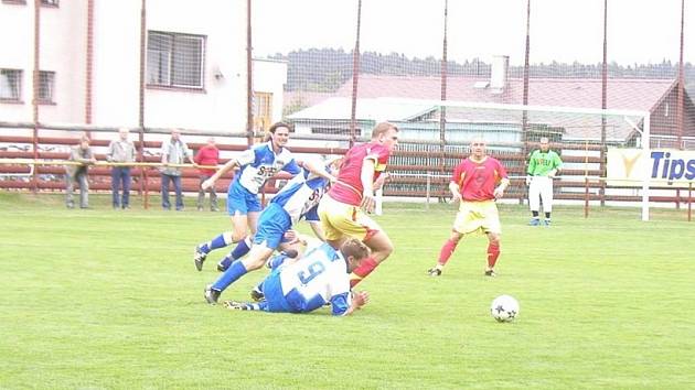 Hrát ofenzivně! Ždírečtí fotbalisté (v tmavém v popředí útočník Pavel Janďourek) možná zítra nastoupí se třemi útočníky v sestavě.