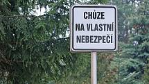 Chůze na vlastní nebezpečí. Přesně taková nesmyslná cedule je k vidění u chodníku na Jihlavské ulici v Havlíčkově Brodě.