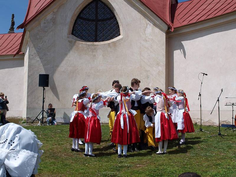 KALAMAJKA. Folklorní soubor tvoří děti a dospělí, založila ho učitelka Lucie Honsigová, vystupuje na mnoha kulturních akcích.