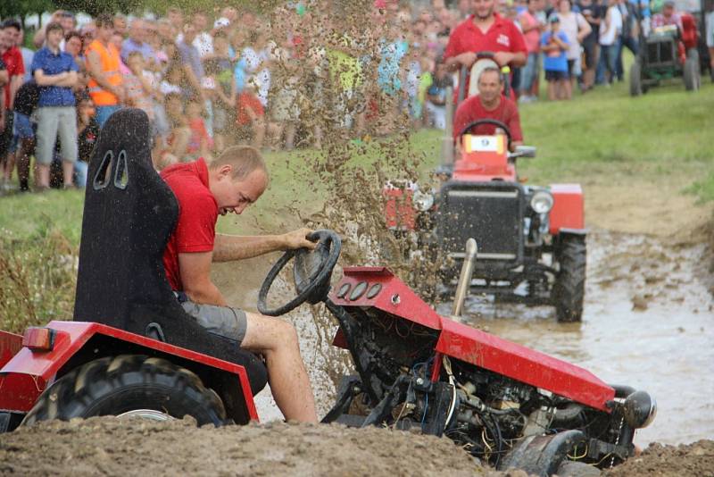 Stovky lidí se přišlo v sobotu po obědě podívat na již devátý ročník přehlídky malotraktorů domácí výroby ve Vilémově na Havlíčkobrodsku. 