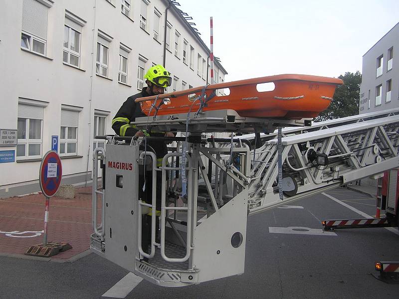 Cvičná evakuace pacientů z hořícího oddělení brodské nemocnice.