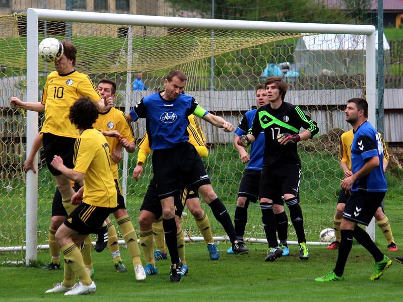 Další prohru si připsala v domácím prostředí Přibyslav (v tmavém), která prohrála s Jemnickem 1:3. Svěřenci Radka Havlíčka budou mít ještě se záchranou starosti. 