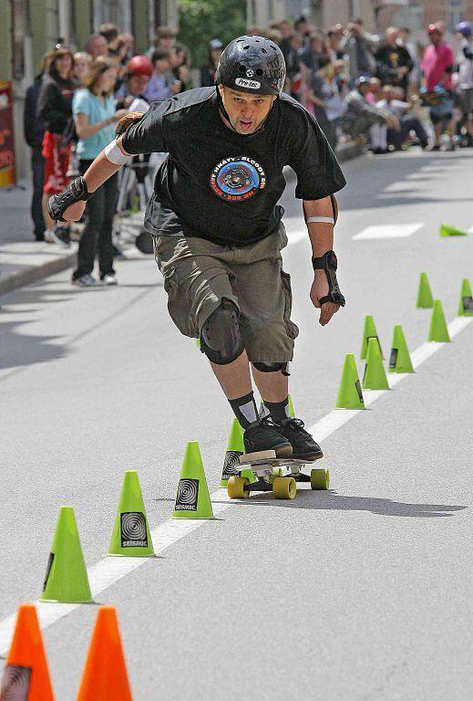 Závod skateboardistů v jedné z hlavních městských ulic. 