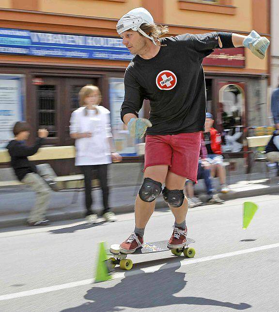 Závod skateboardistů v jedné z hlavních městských ulic. 