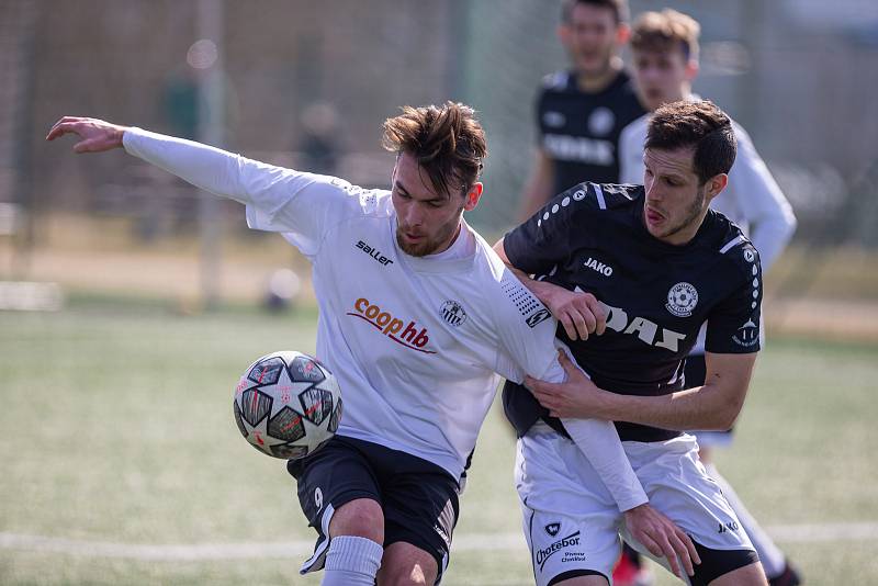 Fotbalové utkání 15. kola Moravskoslezské divize - skupiny D mezi FC Slovan Havlíčkův Brod (v bílých dresech) a FC Žďas Žďár nad Sázavou.