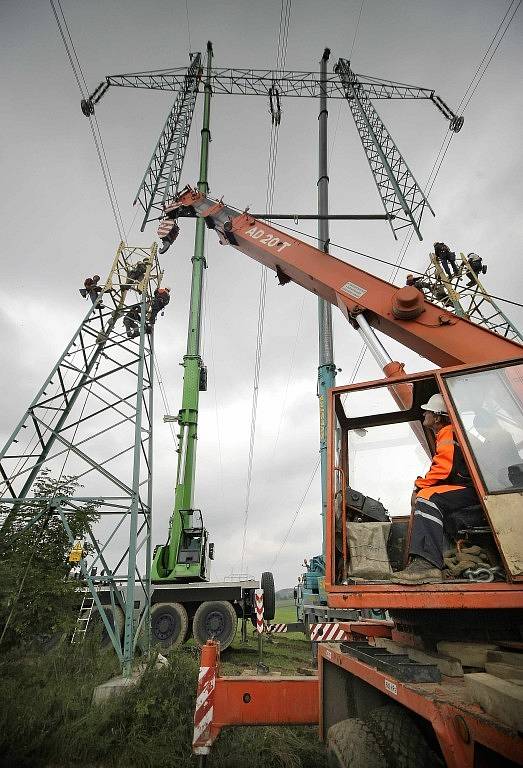 Specializovaná firma zvýšila výšku stožárů vysokého napětí na Havlíčkobrodsku.