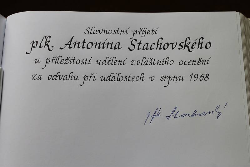 Cena za odvahu. Plukovník Antonín Stachovský získal Cenu Města Havlíčkův Brod za odvahu v srpnu 1968.