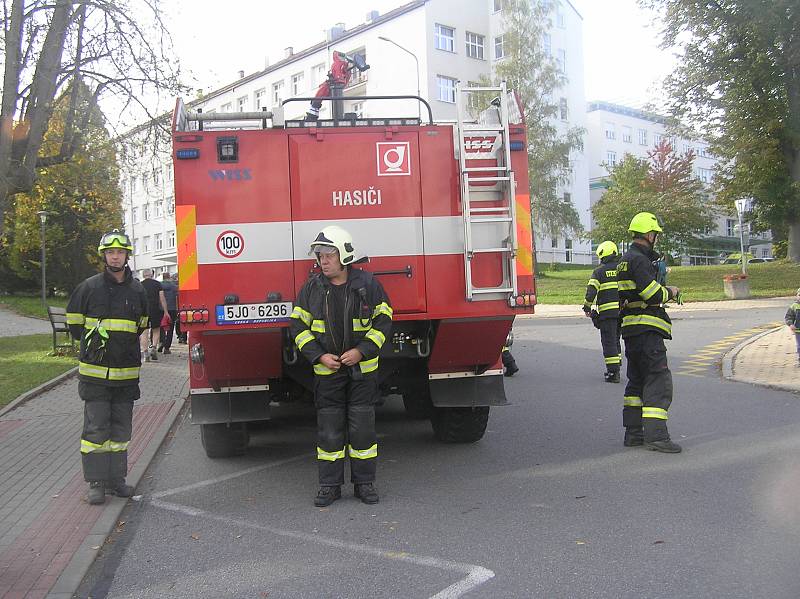 Cvičná evakuace pacientů z hořícího oddělení brodské nemocnice.