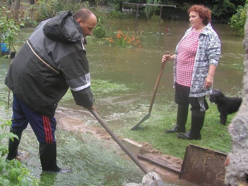 To byla velká voda.  I když hlavní vlna povodní v roce 2002 ohrožovala především  sídla na Vltavě a na Labi,  i na Havlíčkobrodsku se sčítaly ztráty. Zatopená hřiště, zničené lávky, voda  na zahradách i ve sklepích.