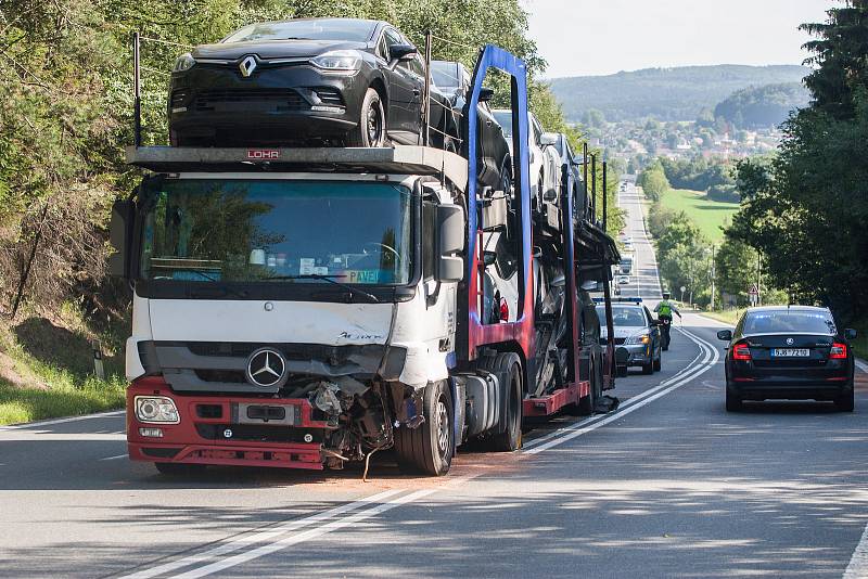 Na silnici I/38 u obce Štoky ve směru jízdy na Havlíčkův Brod došlo zde ke střetu osobního automobilu, dodávky a nákladního vozidla.